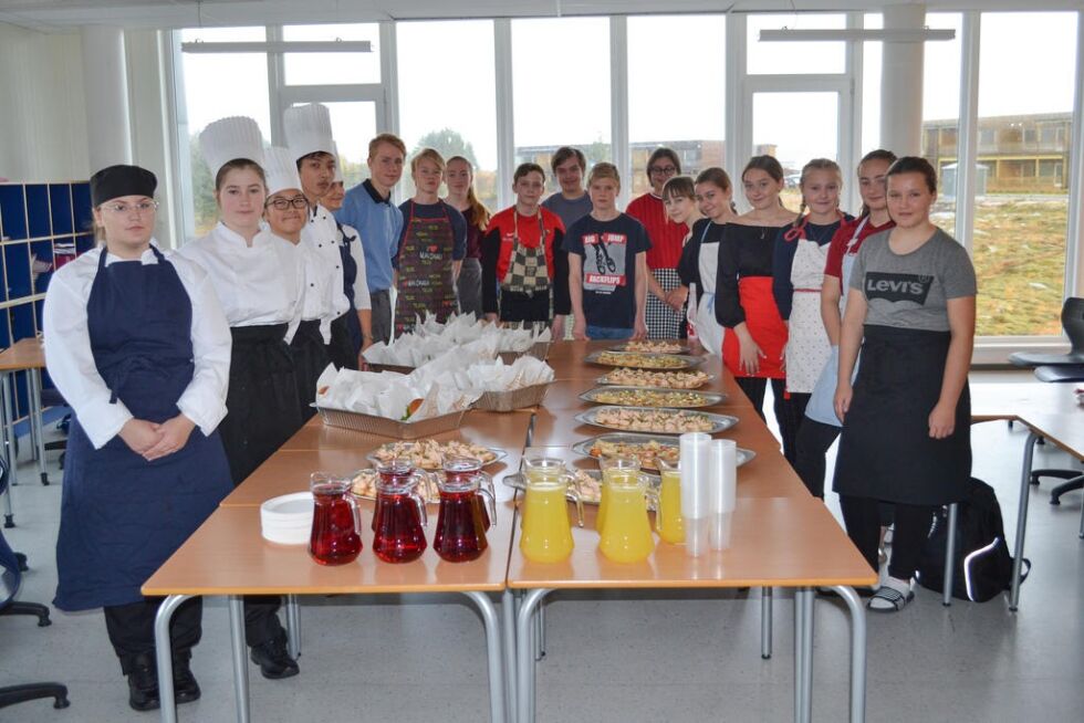 De som sto for matlagingen under innovasjonsdagen var restaurant og matfaglinjen ved YNVS og nien klasse ved Rørvik skole.