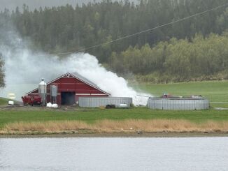 Brann i traktor ved gårdsbruk i Nærøysund