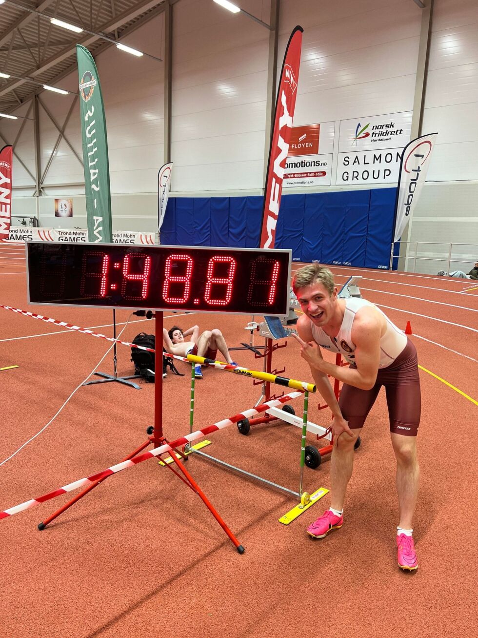 John Petter Stevik foran tavla som viser hans nye rekord på 800 meter innendørs.
 Foto: Gular