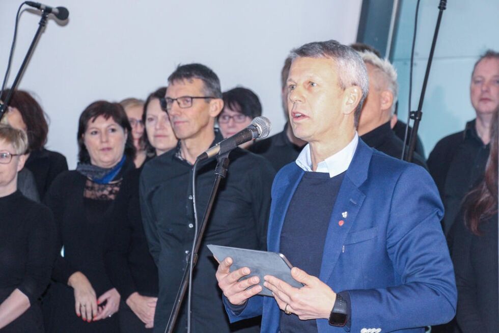 Fylkespolitiker Terje Sørvik åpnet den historiske utstillingen i Norveg.