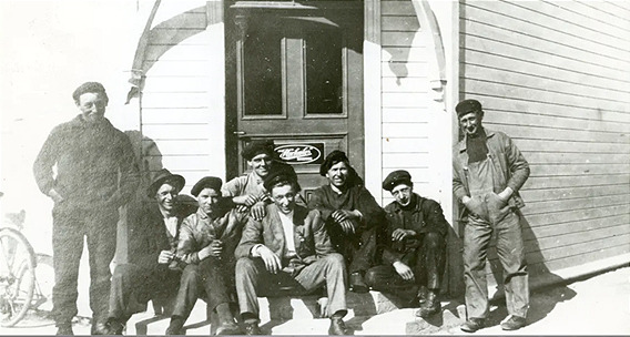 Arbeidere fra Gustav Normann Severeides Smie på Rørvik var samlet til fotografering i 1920.
 Foto: Inngår i samlingen til Kystmuseet i Nord-Trøndelag, Norveg.