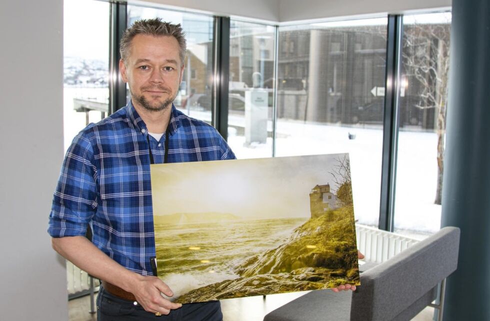 Motivet fra Nærøysund ble valgt til som pris til Årets Navn 2019. Her er bildet forstørret til 40 cm * 60 cm og trykt på plexiglass, noe som fremhever detaljene i bildet.