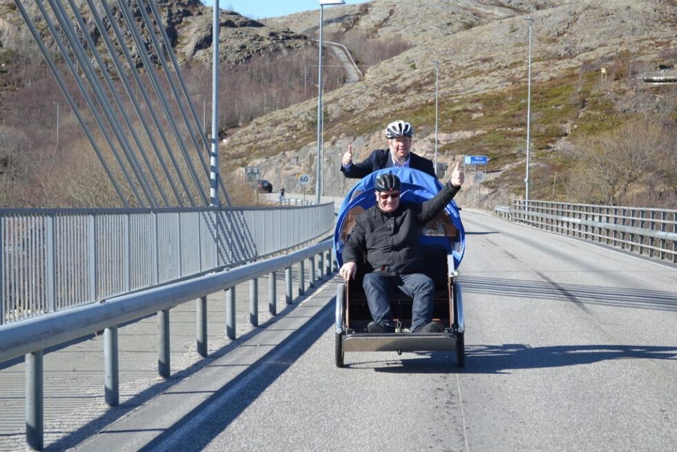 Fornøyde ordførere Amund Hellesø og Steinar Aspli markerte torsdag starten på "Sykle til jobben 2019" med sykkeltur på Nærøysundbrua.