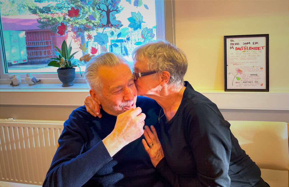 Henry og Gerd fant kjærligheten på dagsenteret.
– Vi er heldige som fant hverandre, sier hun, før hun gir kjæresten et  nuss på kinnet
 Foto: Renate Rosenvinge