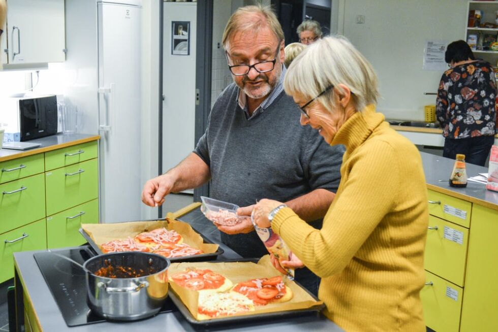 Her er Roger og Anne Lise Hansvik godt i gang med å legge fyll på blomkålpizzaen.