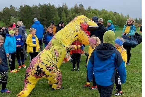 200 barn og en dinosaur inntok Leka med gladfotball