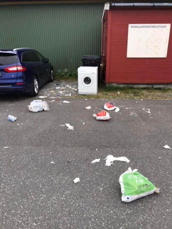 Dumpet vaskemaskina på kaia