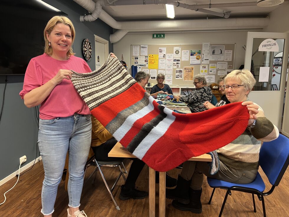 Eli Strøm og Torild Arnøy er blant de som bidrar til å montere sokken sammen.
