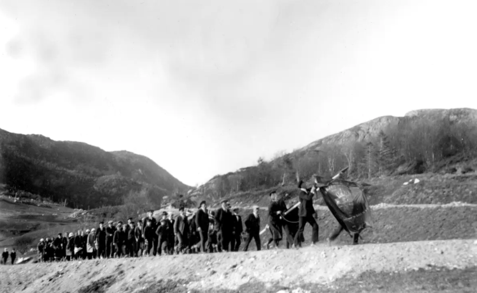 Dette bildet er tatt i Gravvik i 1926 og viser 17.mai-toget i grenda.
 Foto: Kystmuseet i Nord-Trøndelag
