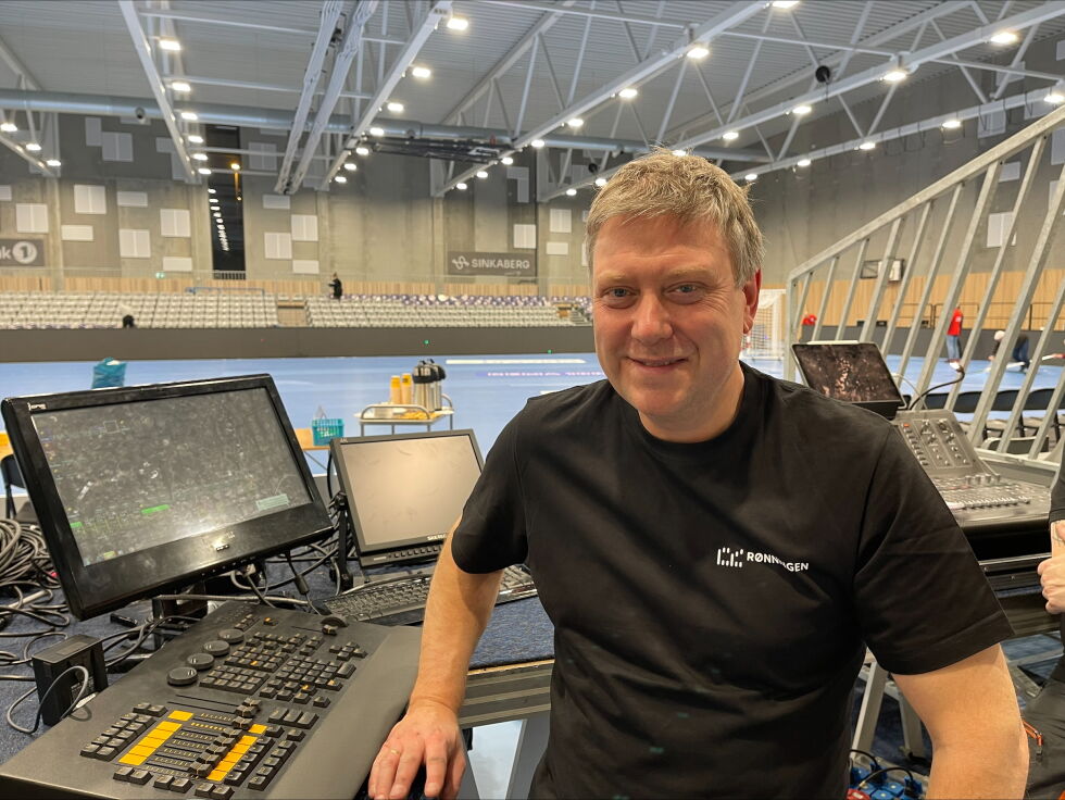 Åke Ivar Rønningen leverer lyd og lys.
 Foto: Renate Rosenvinge