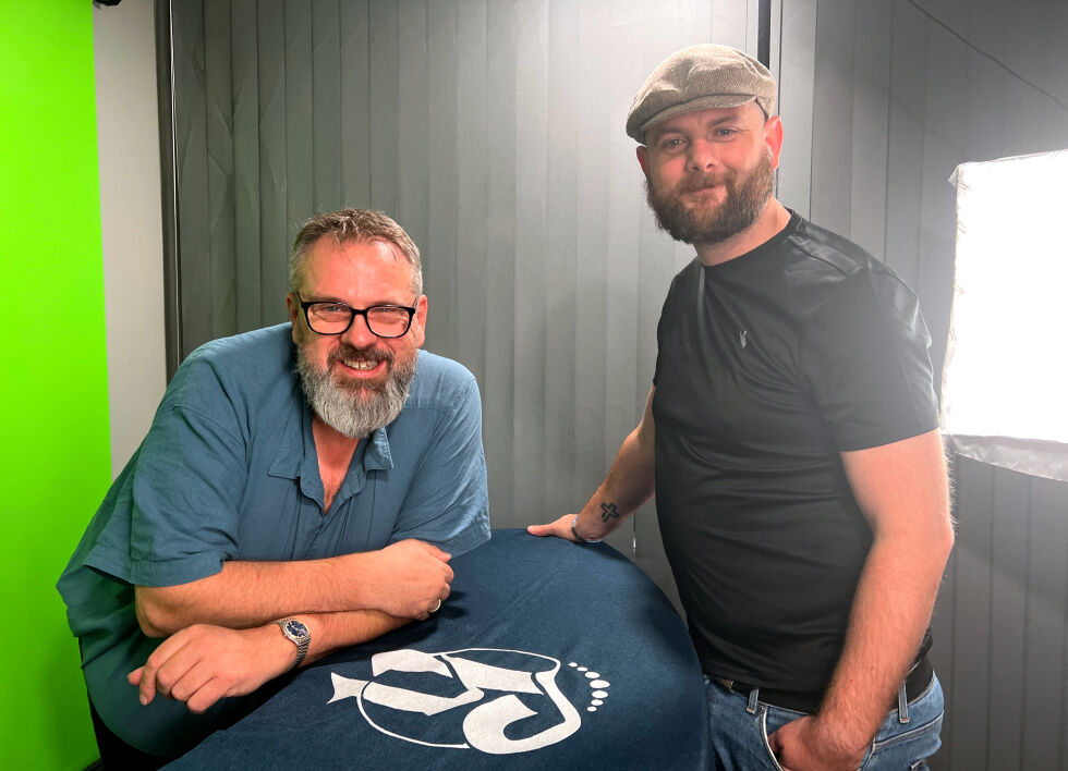 Nyhetsanker Frank Jenssen og prosjektleder Fredrik Duna er klar for første offisielle livesening fra Ytringen TV.