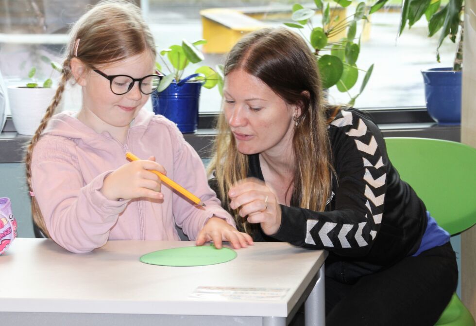 Skolestarter Natalie Kolberg Bangstad hadde mamma Monja Kolberg ved sin side da den aller første oppgaven skulle utføres.
 Foto: Hild Dagslott