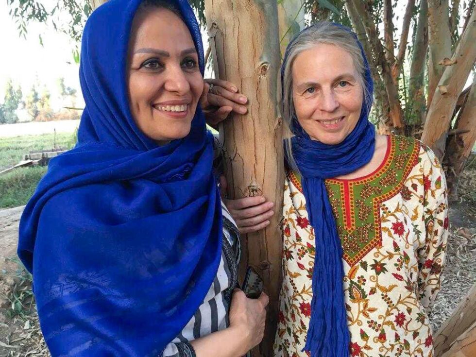 Masonai Ameri fra Iran (t.v.) har forfatterskap og redaktørerfaring som bakgrunn. Hun jobber videre med prosjektet som Catrine Gangstø fra Peacepainting bragte til Iran.
 Foto: Privat