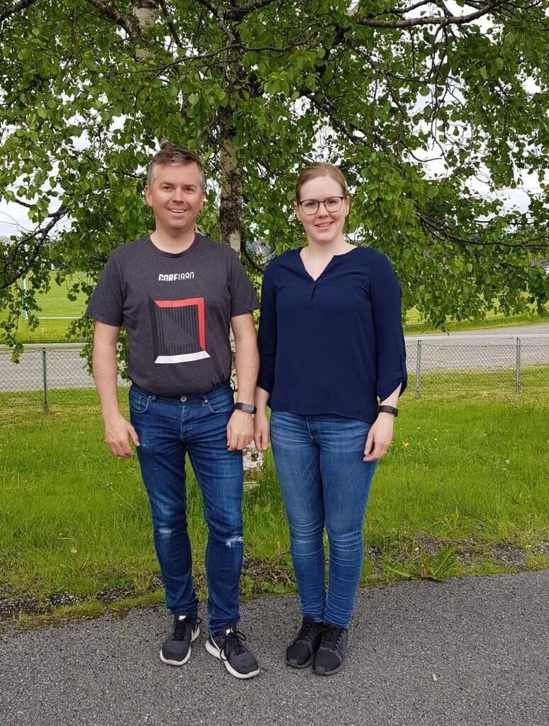 Samspilllærer og ny dirigent i Kolvereid Skolekorps, Øyvind Nordstrand og Camilla Strøm Johansen som er styreleder i Kolvereid skolemusikk.