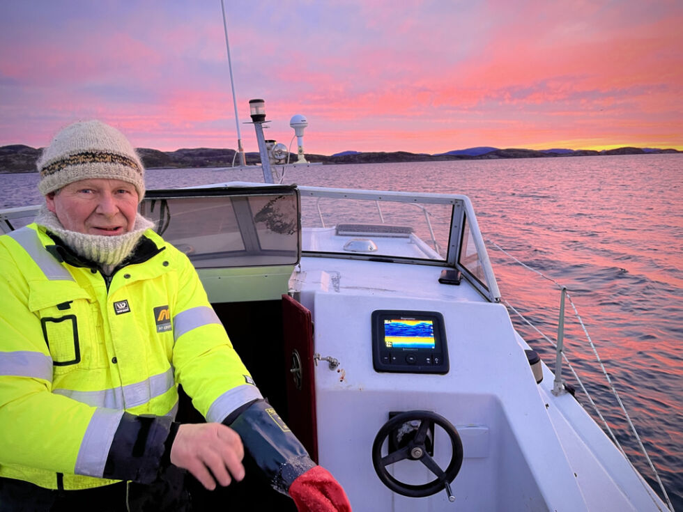 Novemberettermiddagen bør på litt vind og kulde for Bernt Hågensen og undertegnede journalist. Men også vakker sjø, og nydelig solnedgang.
 Foto: Jon Audun Haukø