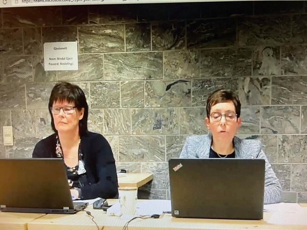 Utvalgssekretær Astri Busch og ordfører Britt Helstad fra kommunestyremøtet på Teams. Der sto mellom annet aksjesalg på agendaen.