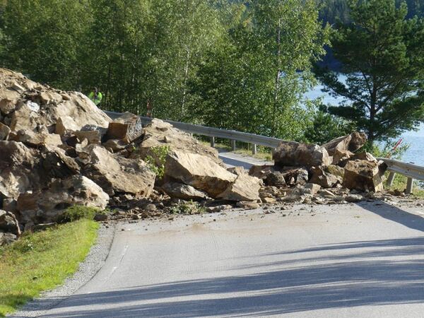 Fylkesvei 769 stengt på ubestemt tid etter steinras
