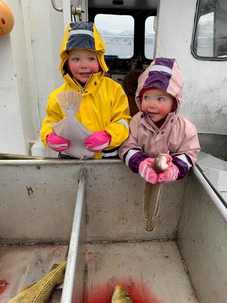 Til tross for deres unge alder,  så er Helle 3,5 år og Hedda 2 år allerede ivrige fiskere.
 Foto: privat