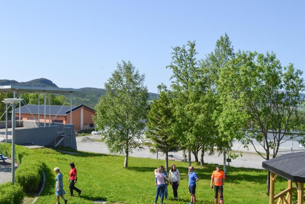 Dette grøntarealet bak torget skal gjøres om til aktivitetspark. Det skal stå ferdig i september.