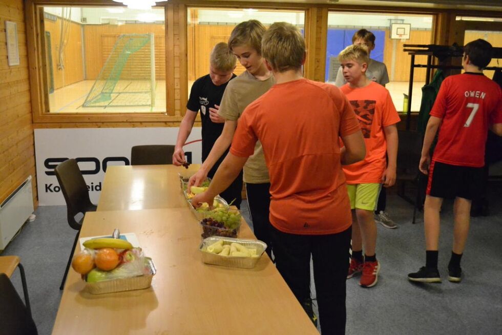 Etter å ha løpt etter en ball i en times tid så er det godt med litt påfyll.