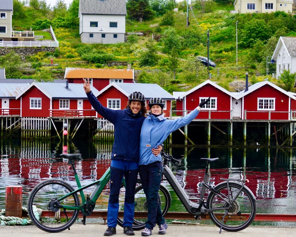 Dette er ekteparet som sykler Norge på langs i sommer.
 Foto: Privat