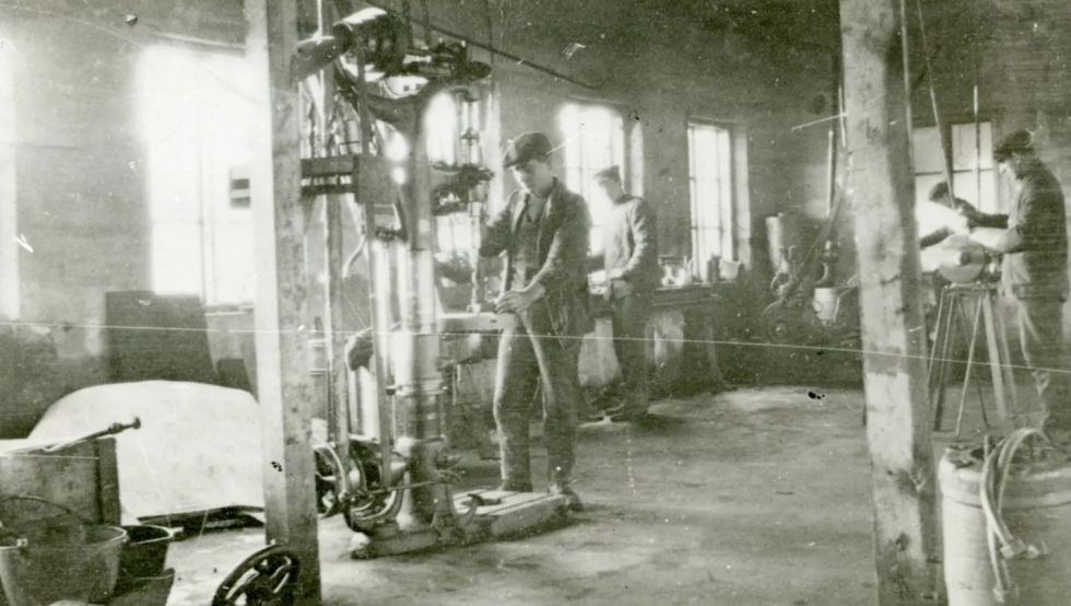Den eneste informasjonen vi har om dette bildet er at det er tatt på motorfabrikken i Rørvik. Kanskje noen av leserne vet noe om denne fabrikken?
 Foto: Kystmuseet i Nord-Trøndelag