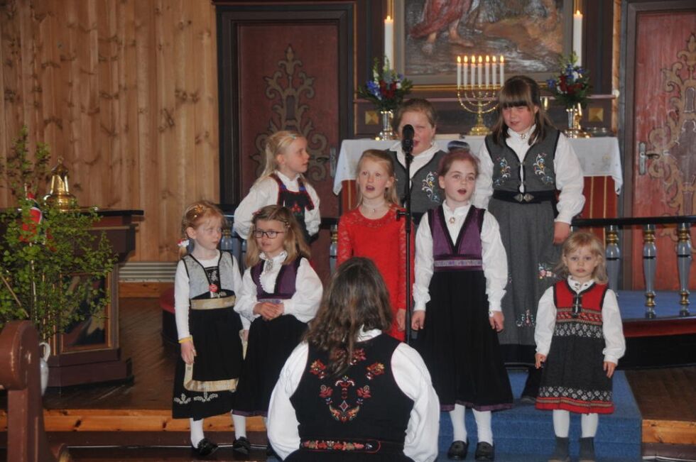 Valøy barnegospel deltok med sang.