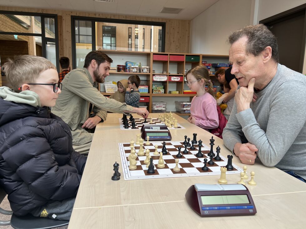 Sjakk er en av mange aktiviteter man har hatt på Barnas lørdag.
 Foto: Lillian Lyngstad