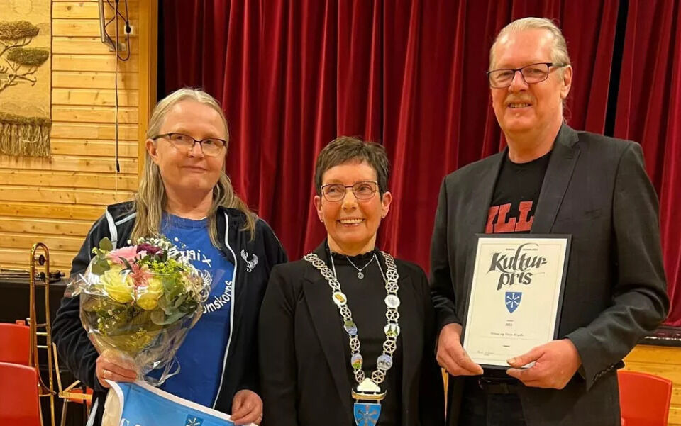 Mona og Terje Årseth sammen med ordfører Britt Helstad da de ble tildelt Bindal kommunes kulturpris i 2021.
 Foto: Lillian Lyngstad, arkiv.