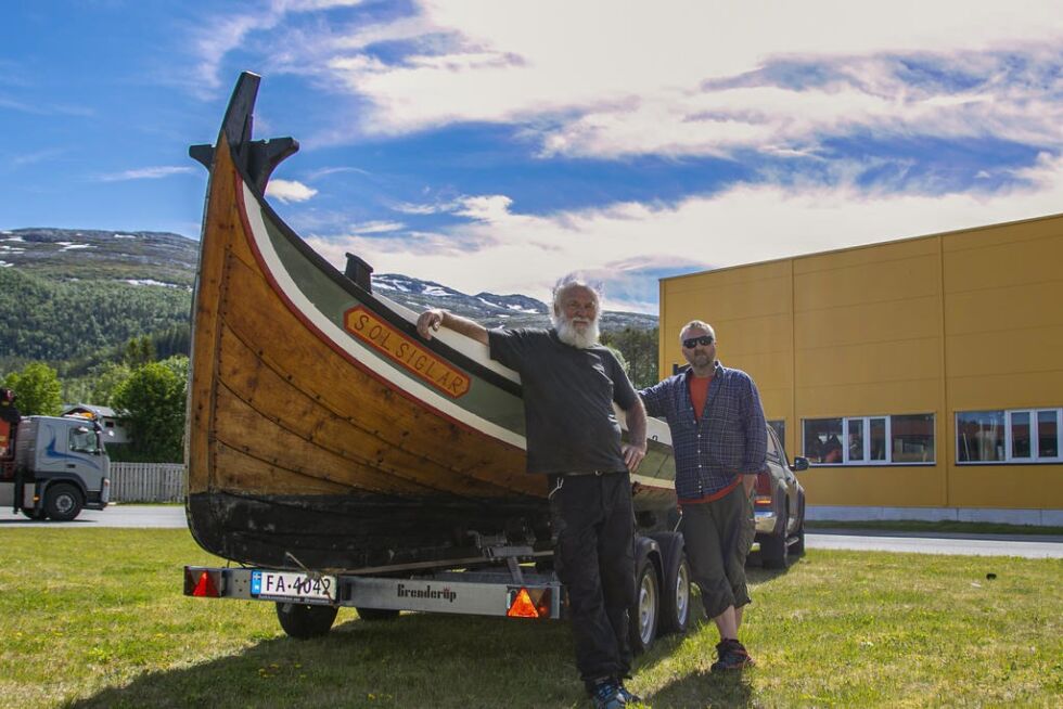 Håvard Bergerud (t.v.) og Bjørn Vatnan fra foreningen Faragut med den nyinnkjøpte båten "Solsiglar". Den skal offisielt overrekkes på lørdag.