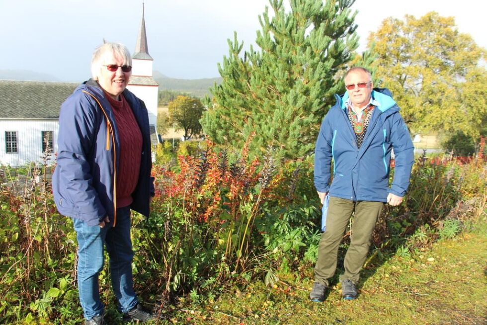 Brit Karin Theimann og Arild Hestø håper at mange vil bli med på å forskjønne dette området av kirkegården.