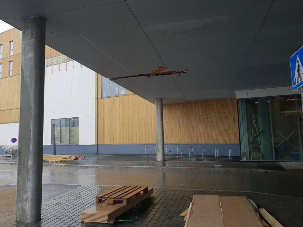 Det er entreprenøren som må ordnet skaden all den tid senteret ikke er overlevert til eierne.