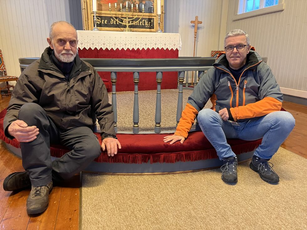 Kolbjørn Horn og Svein Kåre Johansen er glad for å fornyet tøyet på alteret.