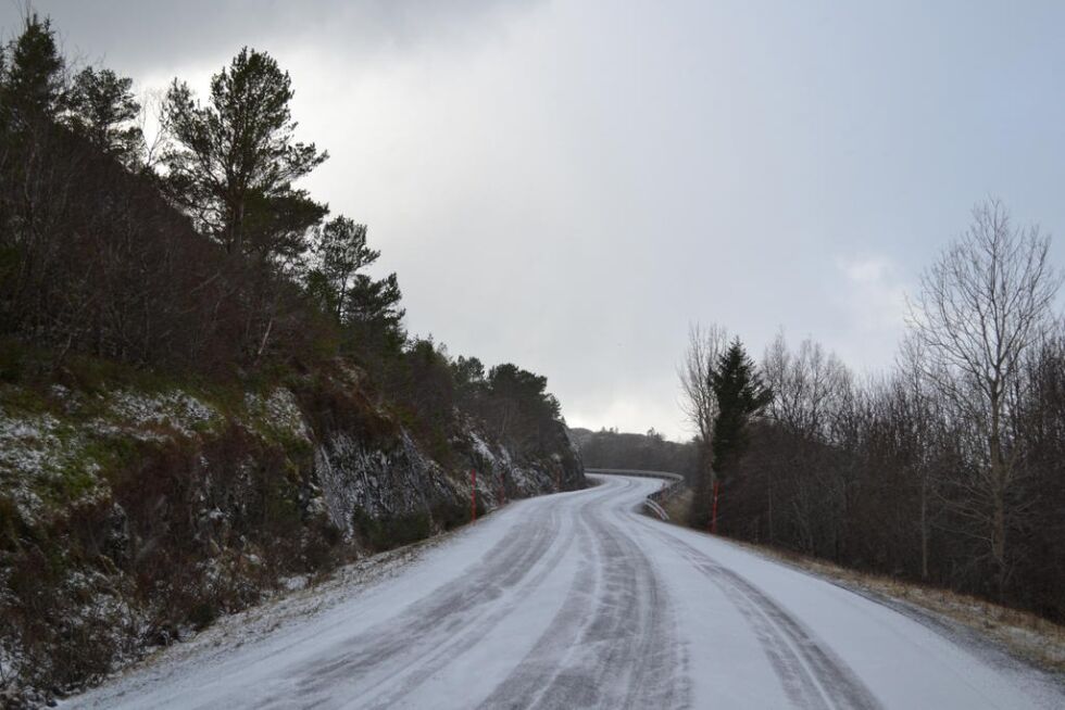 Det kan ligge en del snø på veiene fra i natt. Flere steder vil ligge på en temperatur rundt frysepunktet, så det kan være lurt å være litt forsiktig på veien i dag.