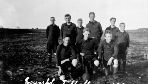 Et fotballag på Evenstad i 1924. Konrad Dekkerhus, Johan Jenssen, Sigurd Evenstad, Thorvald Rauø, Arthur Prestvik, Reidar Prestvik. Aksel Bjørgan og Talberg Hamran.
 Foto: Hartvik Dekkerhus/Kystmuseet i Nord-Trøndelag, Norveg.