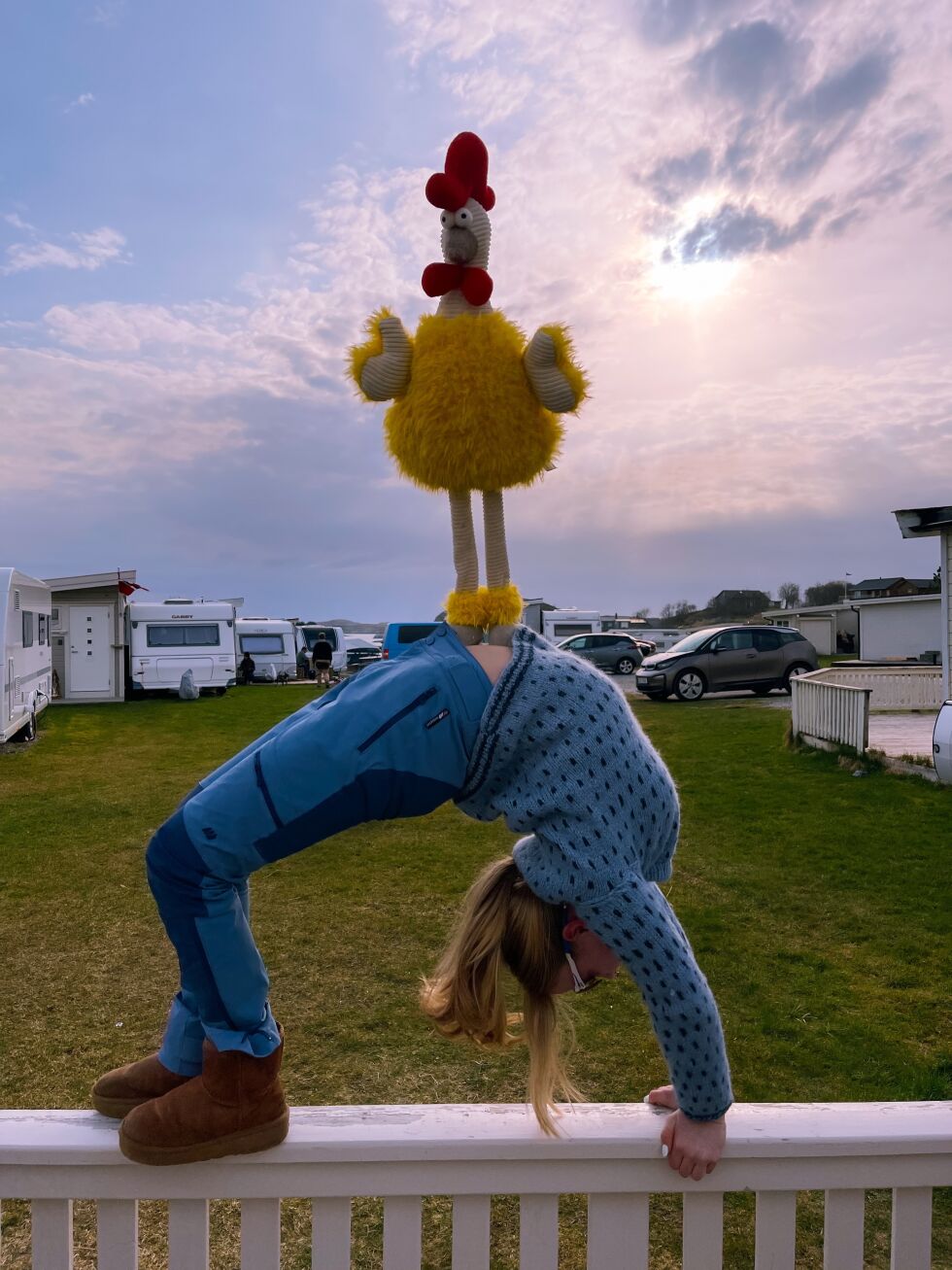 Mathilde Emilie Aspli har påsketurn oppe på rekkverket til Mormor å Morfar på Kleiva Camping.