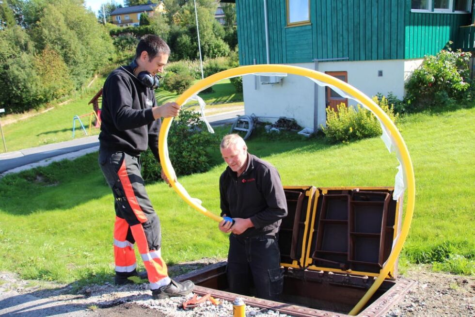 Thor Even Stene og Jan Svendsen jobber for Gravetjenester Jan E. Pettersen som har fått anbudet for tilførsel mellom sjøkabel og sentral. Det er en del av den trinnvise prosessen for oppkobling av fiber i kommunen.