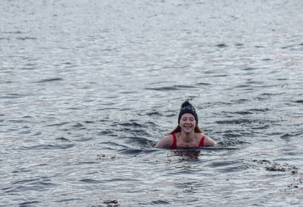 Det lyser pur glede av Renate i det kalde vannet.
 Foto: Synnøve Hanssen