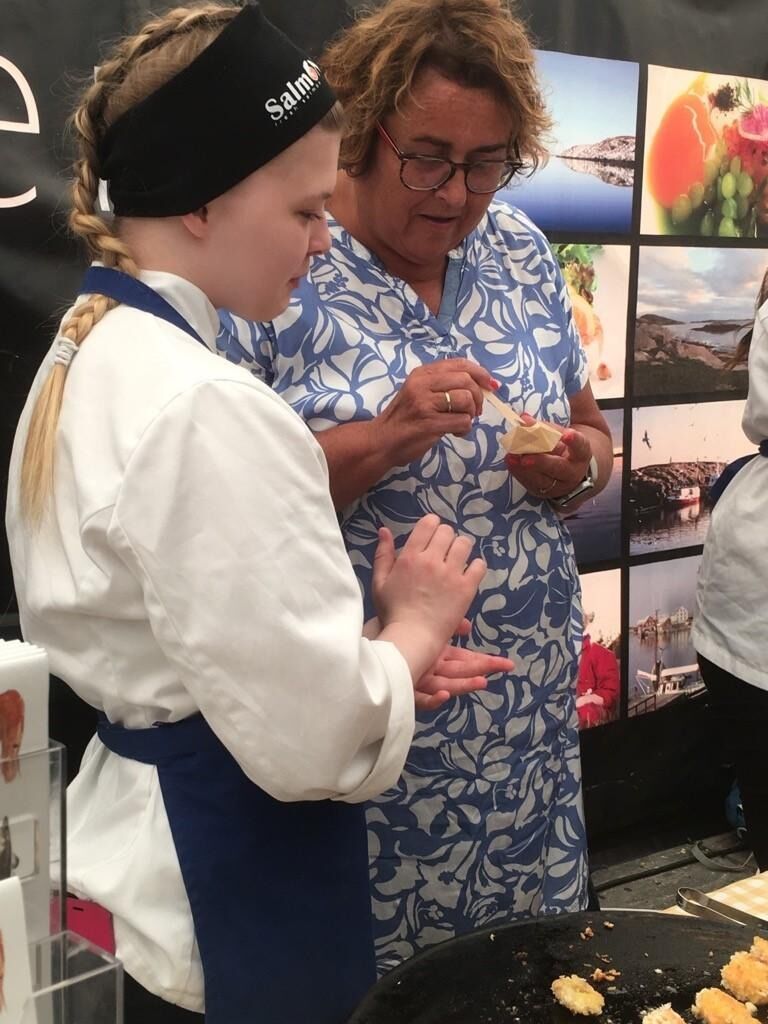 Ida Iversen i samtale med landbruks- og matminister Olaug Bollestad.