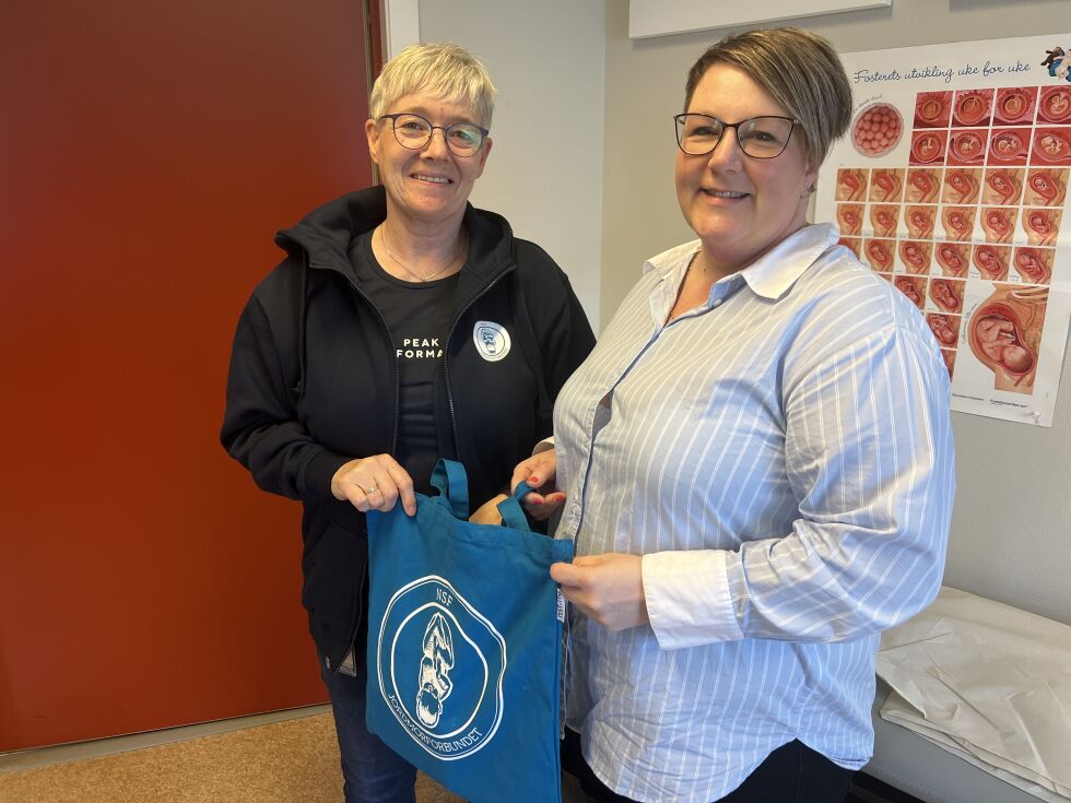 Hovedtillitsvalgt May-Linn Waagø troppet opp på kontoret til jordmor Heidi Klingen Lauten med gaver og gode ord.
 Foto: Lillian Lyngstad