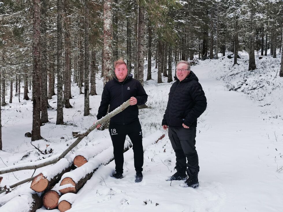 Ildsjelene Magnus Rønningen og Kjell Astor Strøm estimerer minst 400 dugnadstimer for etablering av discgolfbane i Bjørkneset.
 Foto: Andreas G. Øvergård