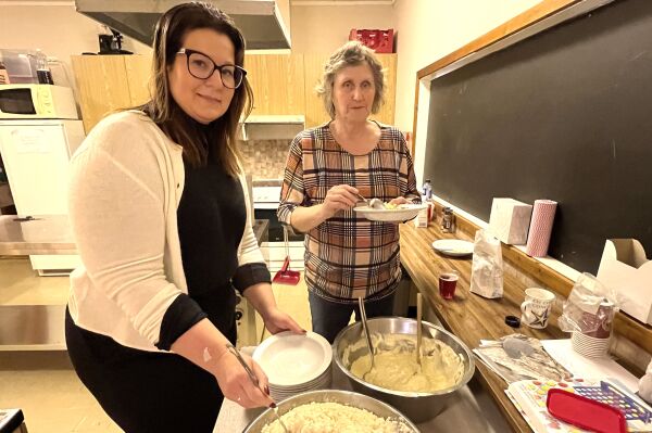 Else og Andrea sørget for at alle fikk grøt
