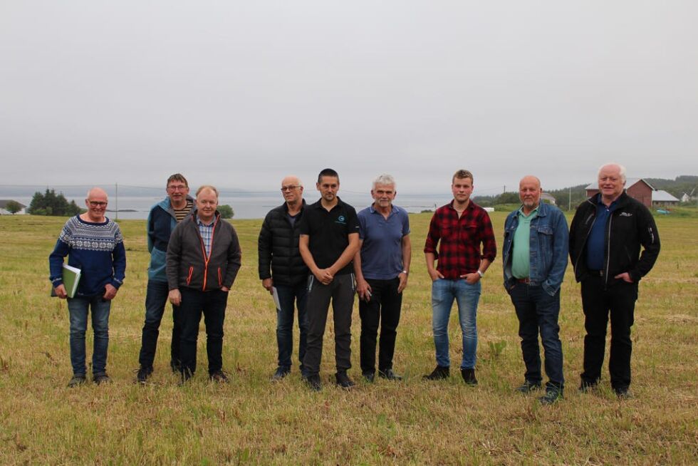 Lekabøndene må ta ned melkeproduksjonen betydelig. Dette vil ramme hardt økomomisk. Fra v. Jan Leo Fjeldstad, Øystein Leknes, Ståle Haug, Terje Helmersen, Thor-Even Stene, Anders Larsen, Matias Johansen, Per Otto Furre og Leif Rune Jensen.