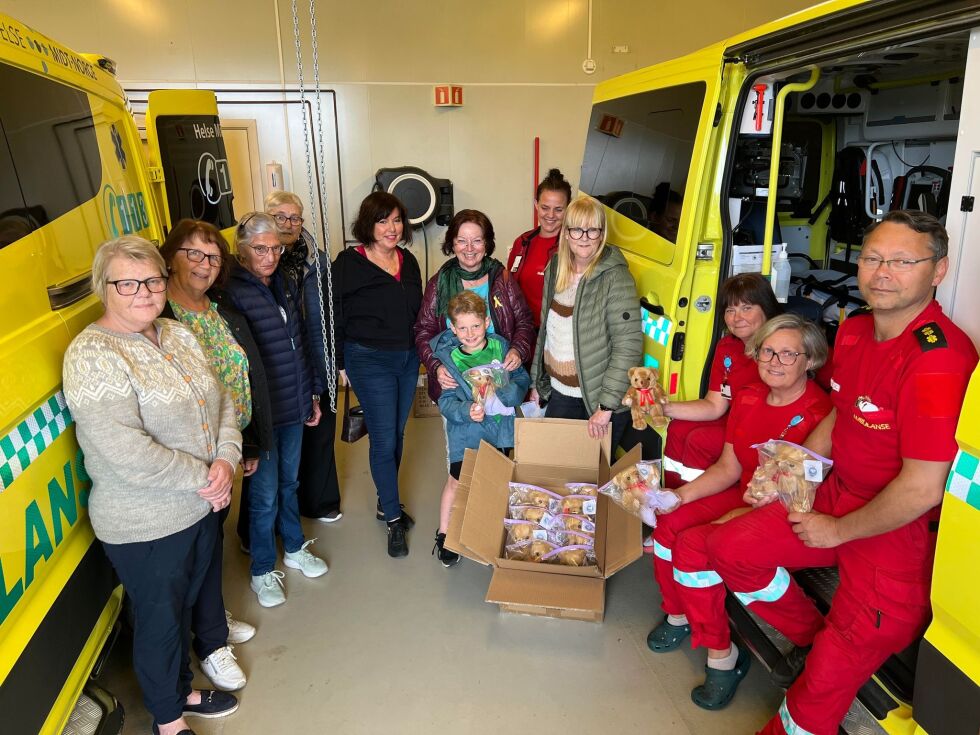 Representanter fra Rebekkalosje 112 Barbro Hafsfjord troppet opp på ambulansestasjonen i Rørvik.