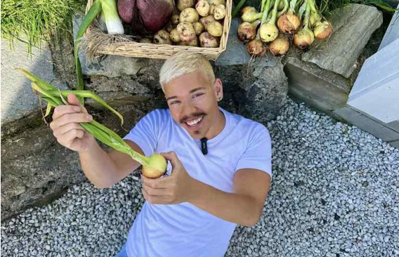 Dennis er klar for å lære folk i distriktet om hage
 Foto: privat