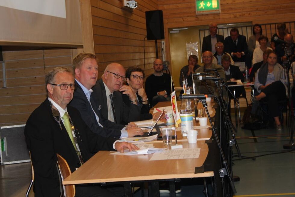I august i fjor ble det gjennomført et felles kommunestyemøte på Leka. Da sto tvangsammenslåing på agendaen. Nå opplever ordfører Per Helge Johansen (t.v.) at det må kjempes en ny kamp. Denne gangen om kommunegrenser.