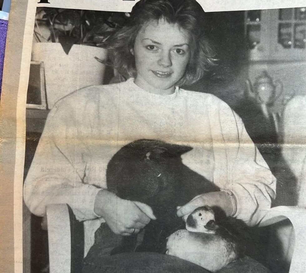 Ellen Røed med de to bestevennene - en katt og en and.
 Foto: Ytringen 31. januar 1989