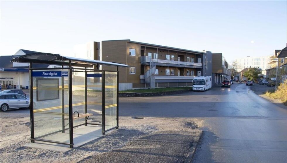 Bussholdeplassen i Rørvik sentrum er flyttet fra Storgata til Strandgata. Nytt busskur er kommet på plass.
 Foto: Morten Wengstad/Nærøysund kommune