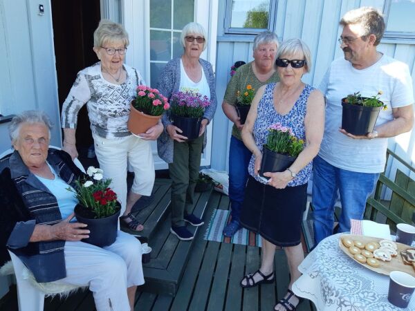 Gledet eldre med besøk etter tre måneder i ensomhet