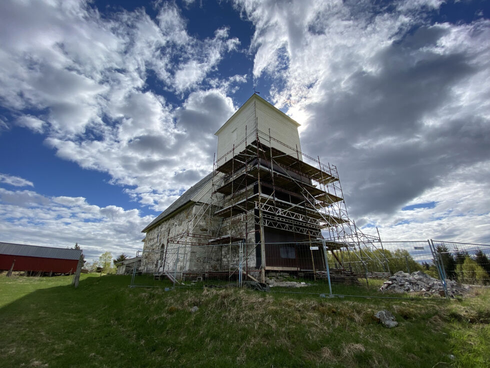 Dersom Nærøysund kommune står ved avgjørelsen om å trekke seg fra støtten til restaureringen av Nærøykirka står hele prosjektet i fare for å stoppe helt opp.
 Foto: Knut Sandersen